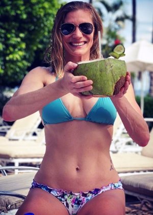 Katee Sackhoff - XLzroALe_o.jpg