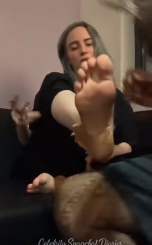 Billie-Eilish-Feet-4120624.jpg