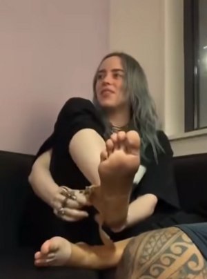 Billie-Eilish-Feet-4120627.jpg