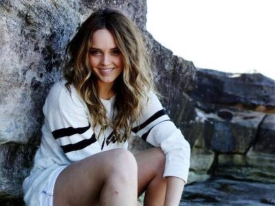 Rebecca Breeds (6).jpg