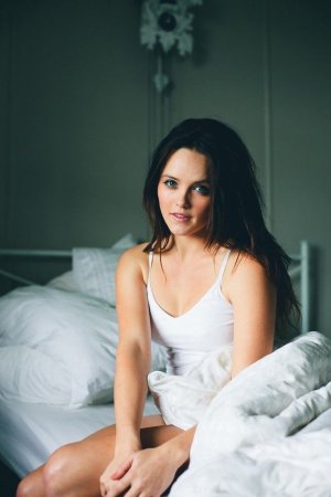 Rebecca Breeds (7).jpg