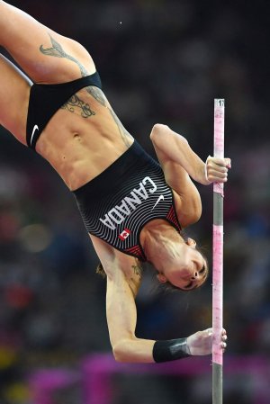 anicka-newell-at-women-s-pole-vault-final-at-iaaf-world-championships-in-london-08-06-2017_1.jpg