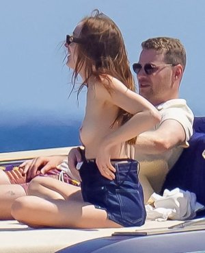 phoebe_dynevor_topless_1.jpg phoebe_dynevor_topless_1.jpg