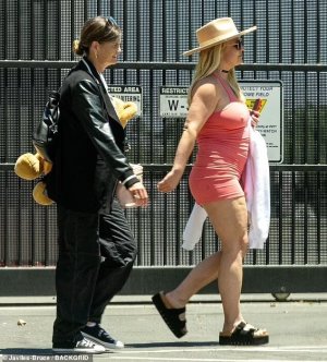 Britney_Spears_Arriving_At_Van_Nuys_AirPort_in_LA_06-24-2024__2_c476fd105a81a976.jpg