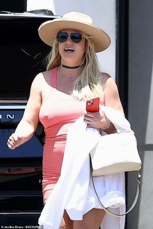 Britney_Spears_Arriving_At_Van_Nuys_AirPort_in_LA_06-24-2024__3_b2a51eb01da78fb5.jpg