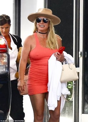 Britney_Spears_Arriving_At_Van_Nuys_AirPort_in_LA_06-24-2024__10_0e6aa790bb2fe8db.jpg