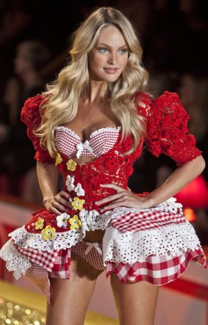 Candice_Swanepoel_On_The_Runway_At_Victorias_Secret_Fashion_Show_In_NYC_02.jpg