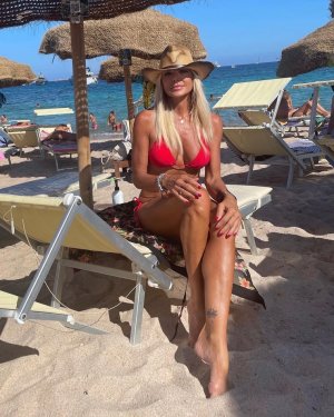 740full-matilde-brandi (3).jpg