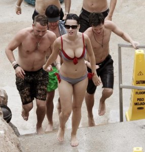 Katy-Perry-in-Hot-Bikini-Photos-6-978x1024[1].jpg