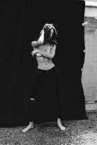 Elisabeth Giolito Topless 5 - The Fappening Blog.jpg