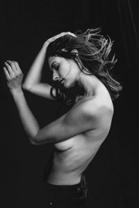 Elisabeth Giolito Topless 3 - The Fappening Blog.jpg