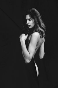 Elisabeth Giolito Topless 9 - The Fappening Blog.jpg