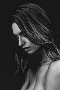 Elisabeth Giolito Topless 6 - The Fappening Blog.jpg