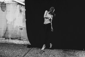 Elisabeth Giolito Topless 4 - The Fappening Blog.jpg