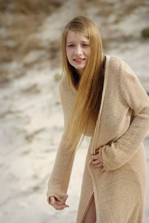 valentine-a-presenting-valentine-05 thefappeningblog.com.jpg