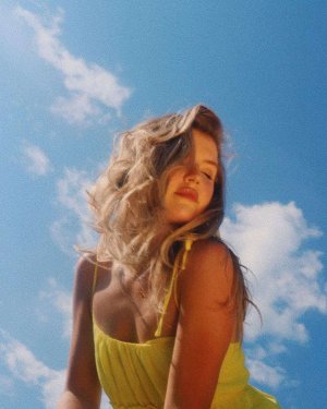 Anna Grace Barlow (6).jpeg