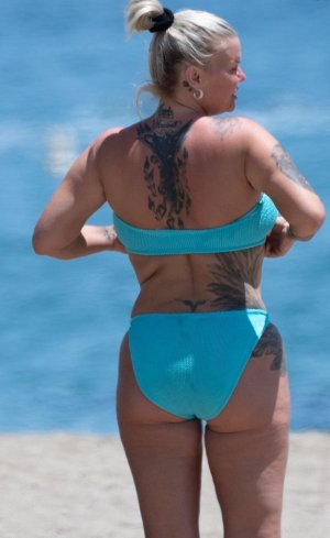 Kerry_Katona_Flashes_Her_Nude_Boob_on_the_Beach_08.jpg