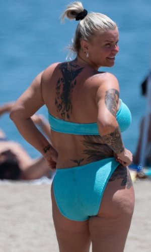 Kerry_Katona_Flashes_Her_Nude_Boob_on_the_Beach_09.jpg