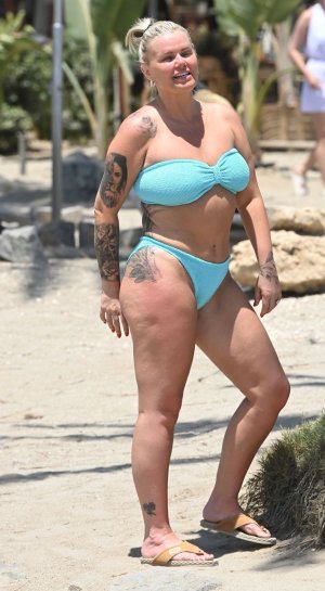 Kerry_Katona_Flashes_Her_Nude_Boob_on_the_Beach_15.jpg