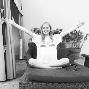 Ellie-Bamber-Feet-2935654.jpg