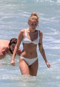 Miley Cyrus 17 - The Fappening Blog.jpg
