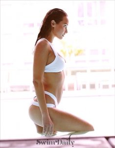 Hannah-Davis-in-a-Bikini-12.jpg
