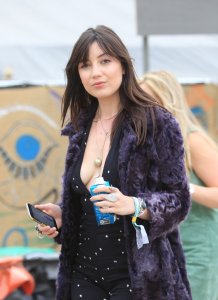 Daisy-Lowe-Cleavage-1.jpg
