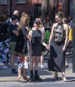maisie-williams-rocking-street-karaoke-in-london-in-a-chic-black-ensemble-08-07-2024-4.jpg