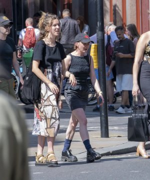 maisie-williams-rocking-street-karaoke-in-london-in-a-chic-black-ensemble-08-07-2024-3.jpg
