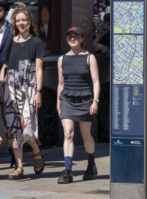 maisie-williams-rocking-street-karaoke-in-london-in-a-chic-black-ensemble-08-07-2024-10.jpg