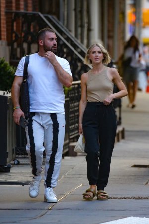 Julianne_Hough_out_in_New_York_City_08-14-2024__3_.jpg