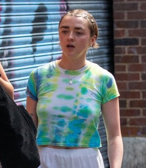 Maisie_Williams_out_in_Central_London_08-14-2024__14_.jpg