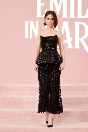 Lily_Collins_at_the_premiere_of_Emily_in_Paris.jpg