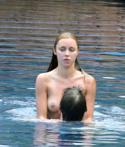 Una Healy Topless 9 - The Fappening Blog.jpg