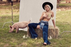 Ashley Smith Sexy & Topless 42 - The Fappening Blog.jpg