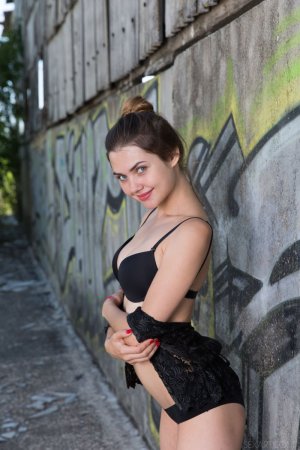 cute-georgia-poses-naked-by-a-graffiti-wall-and-teases-with-her-magnificent-body-01 thefappeni...jpg