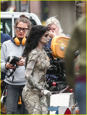 3093021-sofia-boutella-films-the-mummy-in-full-costume-makeup-37.jpg