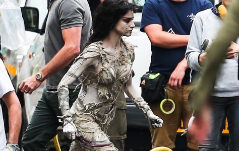 sofia-boutella-films-the-mummy-in-full-costume-makeup-36.jpg