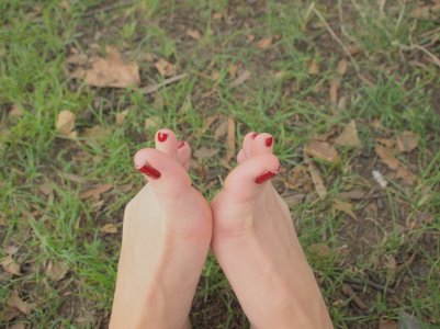 Daisy-Lowe-Feet-workofart_03.jpg