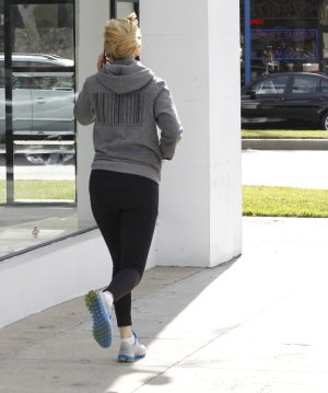 Elizabeth-Banks-Spandex-Ass-Leaving-West-Hollywood-Gym-10.JPG