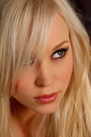 brea-bennett-spreading-her-legs-14 thefappeningblog.com.jpg