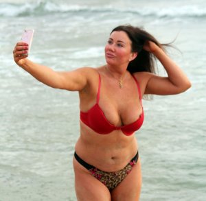 Lisa Appleton Nip Slip 33 - The Fappening Blog.jpg