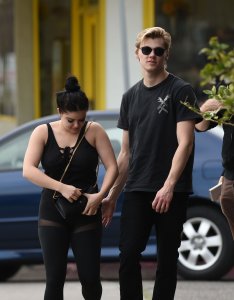 Ariel Winter Braless 1 - The Fappening Blog.jpg