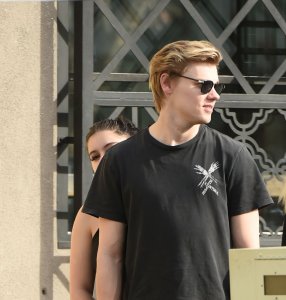 Ariel Winter Braless 21 - The Fappening Blog.jpg