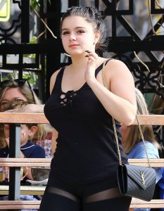 Ariel Winter Braless 36 - The Fappening Blog.jpg