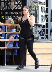 Ariel Winter Braless 38 - The Fappening Blog.jpg