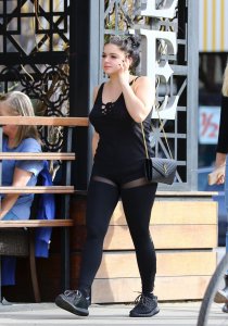 Ariel Winter Braless 42 - The Fappening Blog.jpg