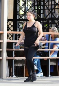 Ariel Winter Braless 48 - The Fappening Blog.jpg