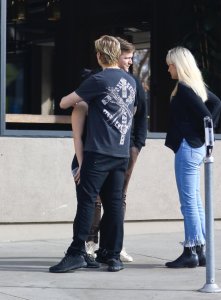 Ariel Winter Braless 49 - The Fappening Blog.jpg