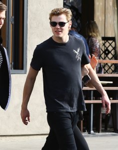 Ariel Winter Braless 53 - The Fappening Blog.jpg